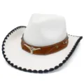 Sombrero de vaquero occidental blanco con correa de cuero marrón y adorno de cabeza de toro. - Blanco