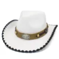 Gros plan détaillé du chapeau de cowboy blanc vintage avec bordure et boucle de taureau. - Taille unique / Blanc