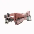 Schattige roze geruite huisdieren halsband met strik en metalen bel voor katten en honden. - Met Strik (Verstelbaar Bereik 19-31cm) / Zijkant Roze Ruit