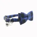Blauw met zwart geruite huisdierenhalsband met strik, metalen bel en veilige gesp voor katten. - Met Strik (Verstelbaar Bereik 19-31cm) / Zijkant Blauw Ruit