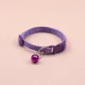 Lila Nylon Haustierhalsband mit süßem Knochenmuster, Metallglocke und verstellbarer Schnalle. - Breite 1,0 cm / Lila