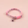 Schönes rosa Haustierhalsband mit blauem Knochenmuster, verstellbarem Nylon und Metallglocke. - Breite 1,0 cm / Rosa