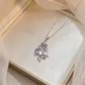 Primer plano detallado de un collar con colgante de dragón brillante con zirconias multicolores. - X1416-Dragón de Acero