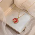 Primer plano detallado del exquisito collar con colgante de trébol bañado en oro y esmalte. - X1446-Conejo rojo-2
