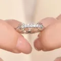 Gros plan détaillé de la bague fine en moissanite tissée, scintillant délicatement sous une lumière. - Taille US 4 / Bague Trombone Torsion (Or Blanc)
