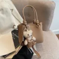 Chicke Umhängetasche aus Leder mit süßem Bären-Anhänger, stilvoller Shopper für Damen und Arbeit. - Mit Anhänger / Khaki