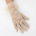 Gants courts élégants en dentelle beige avec poignets volantés pour mariée et protection. - Taille unique / Bordure en Dentelle Beige
