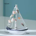 Vista dettagliata dell'ornamento in miniatura a barca a vela mediterranea con faro, 14.5cm. - Barca Faro Conchiglia