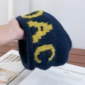 Vista detallada del gorro de punto esponjoso, sombrero de invierno con letras. - M (56-58cm) / Azul marino