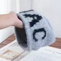 Vista detallada de un gorro de punto gris con letras DAC negras para el clima frío. - M (56-58cm) / Gris claro