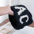 Vista detallada del gorro de punto negro con letras DAC blancas para mujeres. - M (56-58cm) / Negro