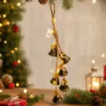 Dettaglio della decorazione natalizia sospesa con campanelle rustiche e luci calde. - Campana Fiocco Giallo con Luce