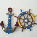 Set decorazione murale con ancora e timone di nave in legno stile mediterraneo vintage - Timone & Ancora / 62cm/60cm (Set da 2 Pezzi)