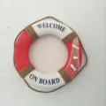 Vista dettagliata del salvagente decorativo in stile nautico con scritta di benvenuto. - Rete Rossa 30cm