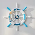 Vista dettagliata della decorazione murale con ruota di nave in legno in stile mediterraneo. - Stile Gabbiano 34cm