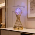 Lampada notturna moderna di cristallo di lusso con supporto in ferro dorato per soggiorno. - Forma a Vita Piccola
