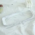 Vassoio rettangolare minimalista con motivo marmo per gioielli, chiavi e decorazioni. - Bacino Lungo Spa Bianco