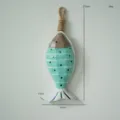 Appendino murale di pesce in legno mediterraneo, ciondolo a strisce blu per decorazione. - Ciondolo Pesce Verde