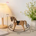 Nordisches Retro distressed Holz Schaukelpferd Figur, Vintages Heimdekor Ornament für Tisch. - Gelber Rücken