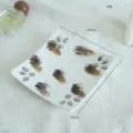 Vassoio decorativo quadrato bianco con motivi marroni astratti e strass per la casa. - Bacino Quadrato Bianco con Strass