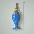 Decorazione da parete con pesce in legno mediterraneo ciondolo a righe blu casa. - Ciondolo Pesce Blu Scuro