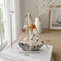 Decorazione di barca a vela in legno vintage con rete bianca e conchiglie per la scrivania. - Salvagente / Bianco Vintage