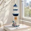Bellissima statua di faro in legno in stile mediterraneo con rete bianca, altezza 22cm. - Faro in Rete Bianca 22cm - Stile Gabbiano
