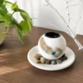 Candelabro esferico de ceramica con diseño de pluma y ojo, bandeja blanca y decoracion de piedra - Candelabro Blanco de Mal de Ojo
