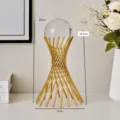 Detalle de adorno de bola de cristal con soporte de metal dorado y elegante decoración. - Bola de Cristal Xiaomanyao Pequeña Dorada