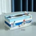 Scatola di fazzoletti in legno mediterranea con decorazione di barca a vela e conchiglia. - Faro A Righe Barca a Vela