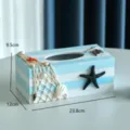 Scatola di fazzoletti in legno stile mediterraneo con strisce blu e decorazione di conchiglie. - Stella Marina a Righe