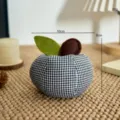 Vintage stoffa mela soprammobile, bianco e nero quadretti fatto mano decorativo frutto. - Mela a Quadri Blu