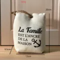 Dettaglio fermaporta in tela con testo francese, dimensioni e comodo riempimento di sabbia. - Lettera Ancora