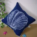 Blaues quadratisches Kissen mit weissem Muschelprint, mediterranes maritimes Heimtextil Decke. - Blau Muschel Kissen