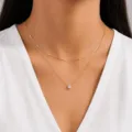 Collier double doré élégant avec perles tubulaires délicates et pendentif solitaire étincelant détail. - Style Luxe Minimaliste (Style 12)