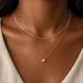 Élégante chaîne dorée double minimaliste avec pendentif solitaire étincelant pour femme. - Style Ras du Cou Texturé (Style 9)