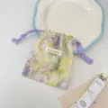 Detailansicht des floralen Aquarell Kordelzugsacks, ideal für Reiseaufbewahrung und kleine Dinge. - Hellgelb Floral