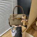 Modische Damen Boston Tasche Nischen Design Herbst Neu stilvolle Umhängetasche mit Bär Anhänger. - Mit Anhänger / Grün