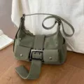 Vintage donkergroene suete schoudertas voor dames, retro motorstijl met grote gesp en zakken. - Groen