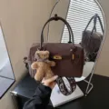 Braune Wildleder Boston Handtasche mit süßem Bärenanhänger und breitem Riemen für Damen. - Mit Anhänger / Kaffee