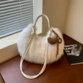 Sac à épaule moelleux blanc pour femme, design hobo en peluche avec charm cœur tressé mignon. - Avec Pendentif / Blanc Cassé
