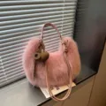 Détail de sac à bandoulière en peluche rose avec fausse fourrure et pendentif cœur. - Avec Pendentif / Rose
