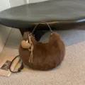 Sac porté épaule hobo en peluche marron, texture duveteuse, pendentif cœur en tricot chic. - Avec Pendentif / Café
