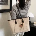Retro suède shopper tas voor dames, grote schoudertas met mooie houten hanger erop. - Met Hanger / Khaki