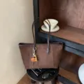 Vintage bruine suède shopper tas voor dames, grote schoudertas voor dagelijks gebruik. - Met Hanger / Koffie