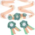 Zwangerschapsgordel en corsage set voor babyshower met bloemversiering en lint details. - Pauwgroen