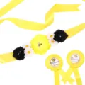 Babyshower zwangerschapsband en speldenset met gele lint en bloemen voor ouders. - Geel