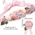 Σετ ζώνης εγκυμοσύνης baby shower και λουλουδένιο κορσάζ με ροζ λουλούδια και κονκάρδα. - Πράσινο Φύλλο
