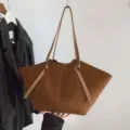 Καφέ τσάντα tote από σουέτ με λεπτούς ιμάντες ώμου, μεγάλη casual γυναικεία τσάντα χειρός. - Καφέ Σκούρο