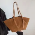 Καφέ τσάντα tote από σουέτ μεγάλης χωρητικότητας, κομψή τσάντα ώμου για καθημερινή χρήση. - Καφέ